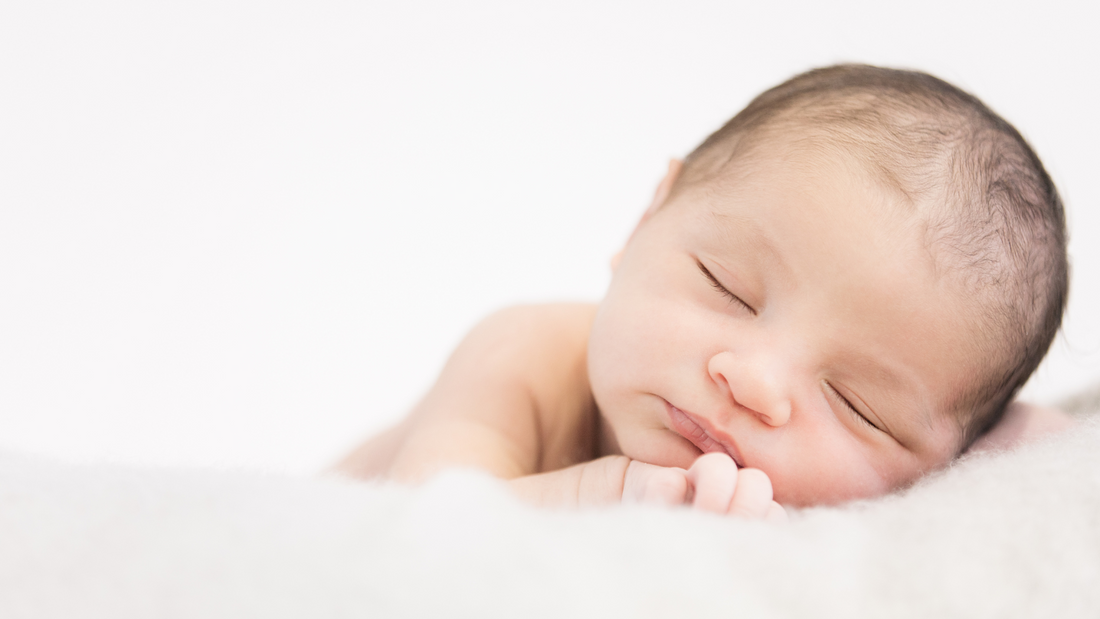 Der Zauber des Babyschlafs: Ein Blick in die geheimnisvolle Welt eines Neugeborenen